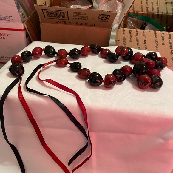 Red and Black USC KONA Beaded Necklace - Picture 2 of 3